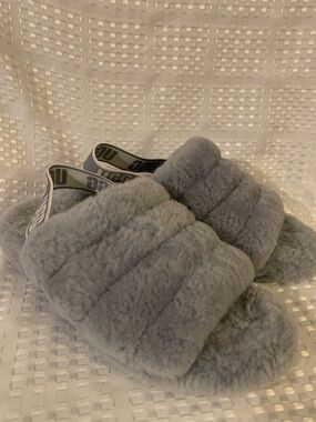 Women’s FLUFF YEAH UGG Plush Sheepskin slide slippers in light grey, size 9.